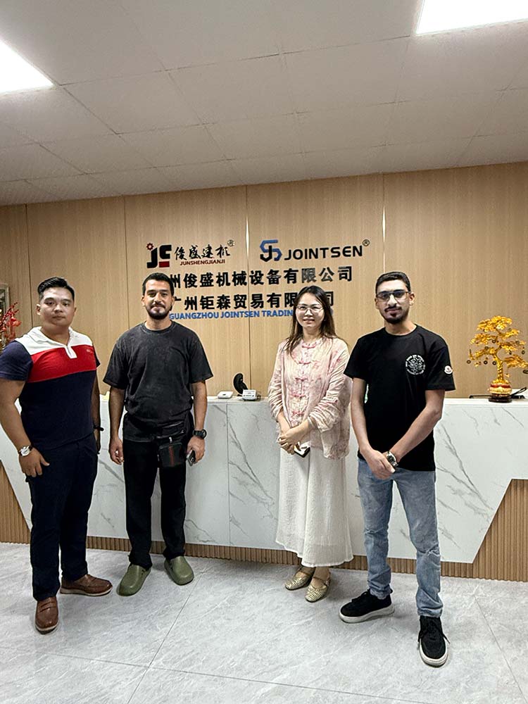 Rakan Kongsi Global Bertemu Semula di Pameran Canton: Perbincangan Mendalam Membuka Jalan untuk Memperluas Kerjasama dalam Peralatan Pembinaan Konkrit